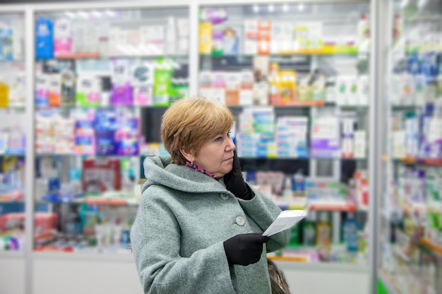 retrato, de, mujer madura, en, abrigo, compra, medicamentos recetados