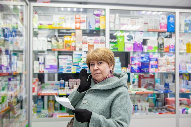 retrato, de, mujer madura, en, abrigo, compra, medicamentos recetados