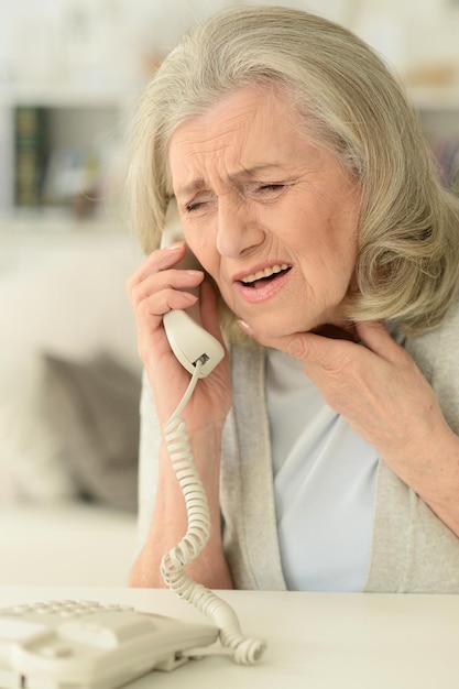 Retrato de mujer madura enferma llamando al médico