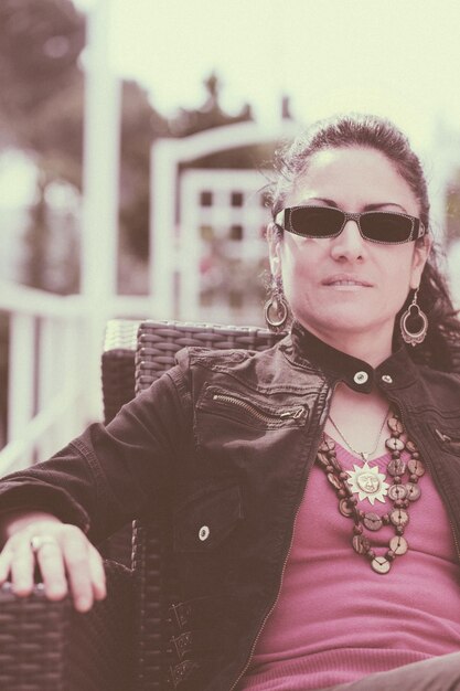 Foto retrato de una mujer madura con gafas de sol al aire libre