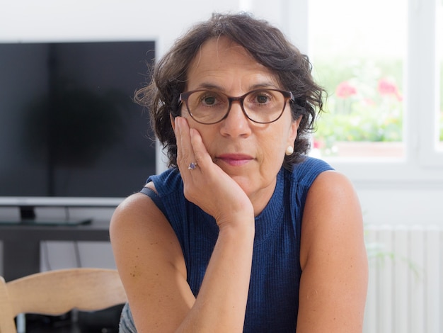 Foto retrato de una mujer madura con gafas