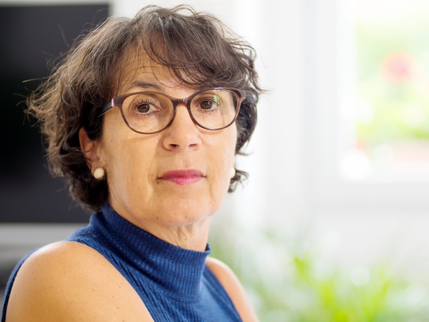 Retrato de una mujer madura con gafas