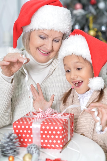 Retrato, de, mujer madura, y, niño, niña, celebrar, navidad