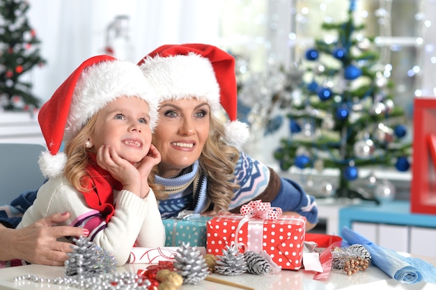 Retrato, de, mujer madura, y, niño, niña, celebrar, navidad