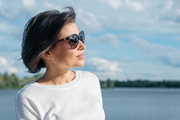 Retrato de mujer madura en perfil