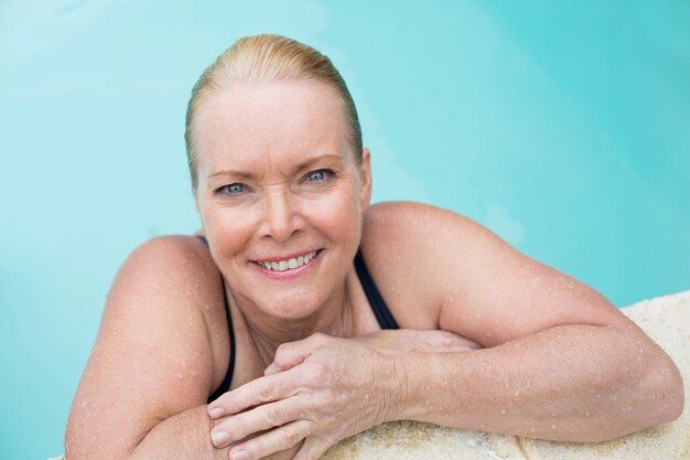 Retrato, de, mujer madura, reclinado, piscina