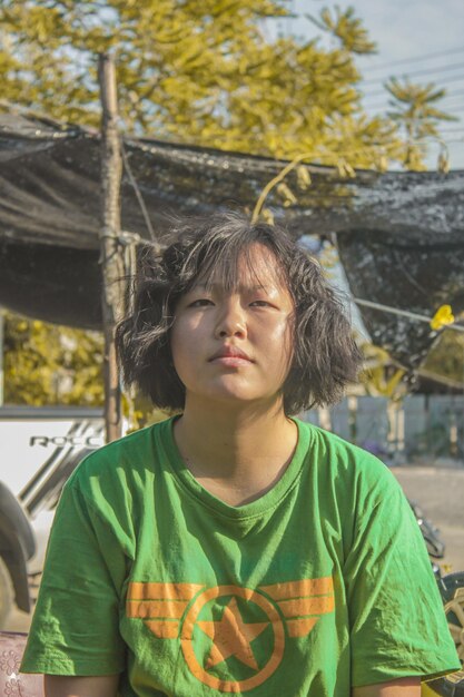 Retrato de una mujer madura sentada al aire libre