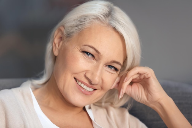 Retrato de mujer madura sonriente en casa