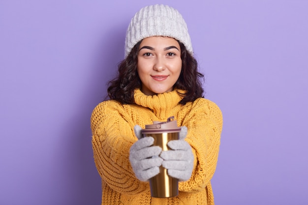 Foto retrato de mujer magnética atractiva agradable mirando directamente a la cámara