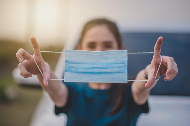 Foto retrato de una mujer con las manos sujetas con texto