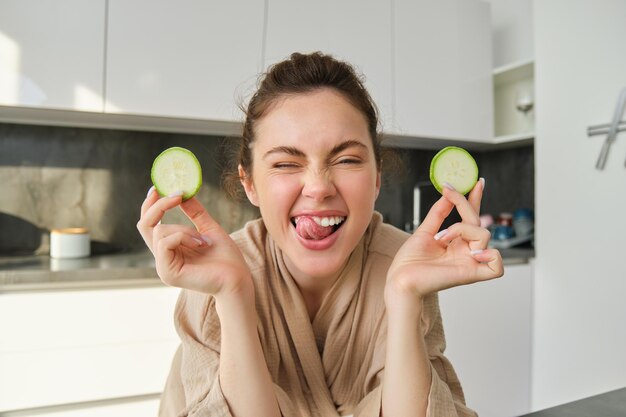 Foto retrato de una mujer con una manzana