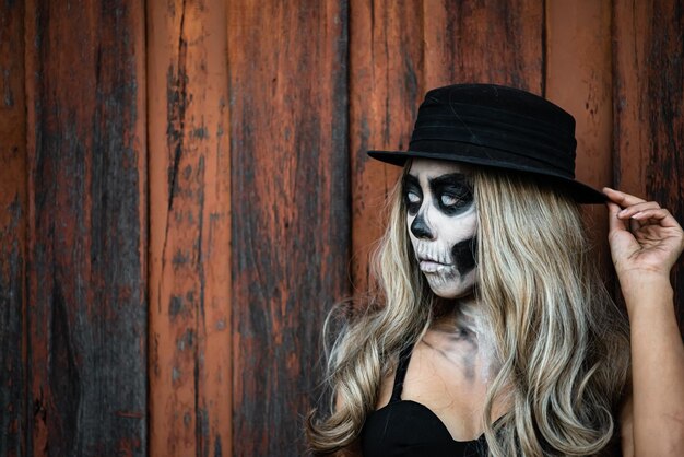 Retrato de mujer maquillada cara de fantasma El desfile del Día de los Muertos de la Ciudad de México el domingo honró a los muertos en dos terremotos recientesTailandia