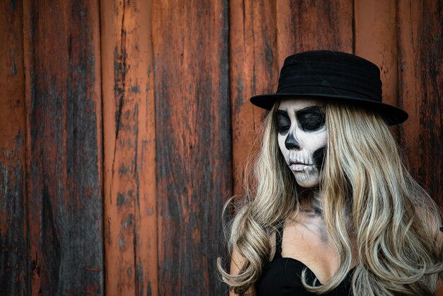 Retrato de mujer maquillada cara de fantasma El desfile del Día de los Muertos de la Ciudad de México el domingo honró a los muertos en dos terremotos recientesTailandia