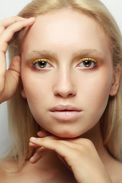 Retrato de una mujer con maquillaje brillante