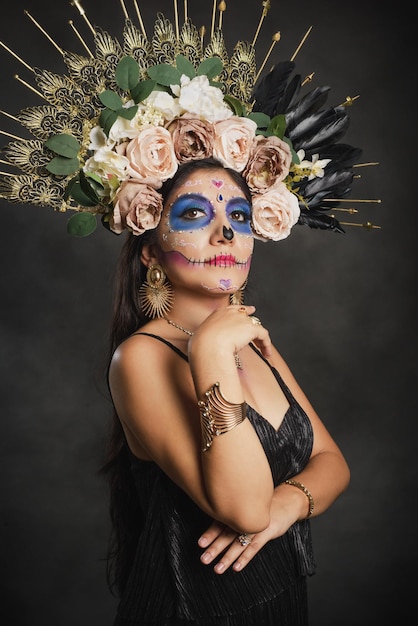 Retrato de mujer con maquillaje de calavera de azúcar Maquillaje de Halloween Retrato de Calavera Catrina