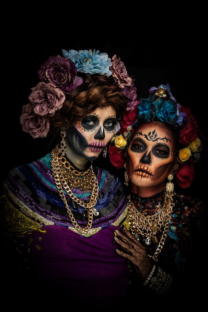 Retrato de mujer con maquillaje de calavera de azúcar vestida con corona de flores