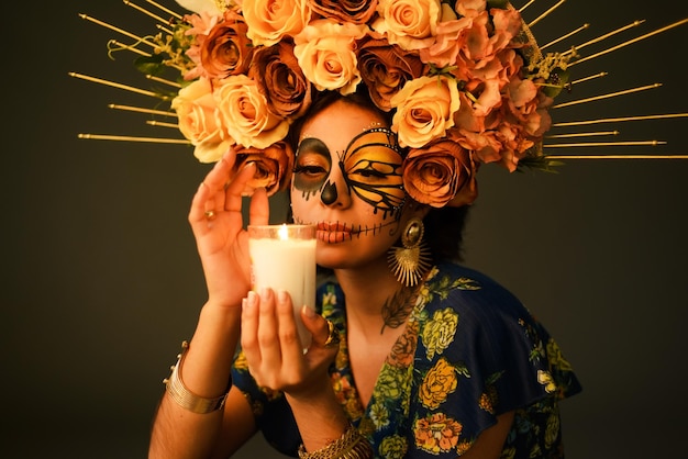 Retrato de una mujer con maquillaje de calaveras de azúcar Catrina con mariposa pintada en la cara