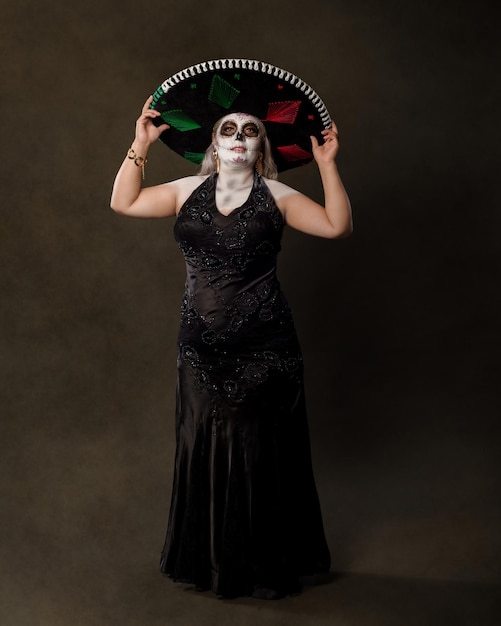 Retrato de una mujer con maquillaje catrina con un sombrero de charro maquillaje de cráneo de azúcar