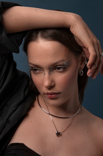 Retrato de una mujer con maquillaje de joyas