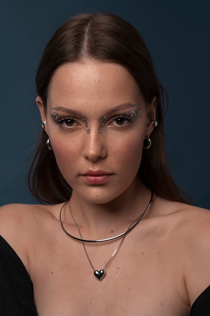 Retrato de una mujer con maquillaje de joyas