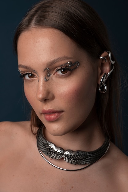 Foto retrato de una mujer con maquillaje de joyas