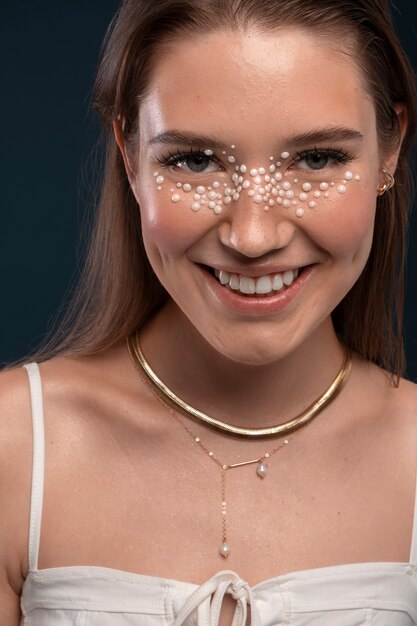 Foto retrato de una mujer con maquillaje de joyas