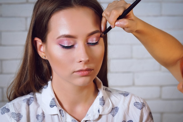 retrato, mujer, en, maquillaje, salón