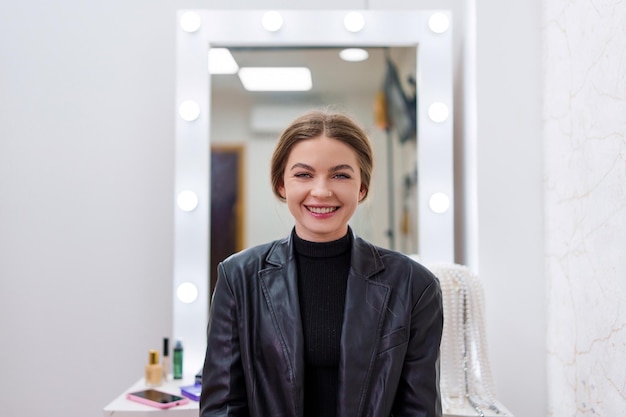 Foto retrato, de, un, mujer, con, maquillaje, en, un, vestidor