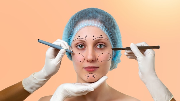 Foto retrato de mujer con marcas en la cara para cirugía plástica