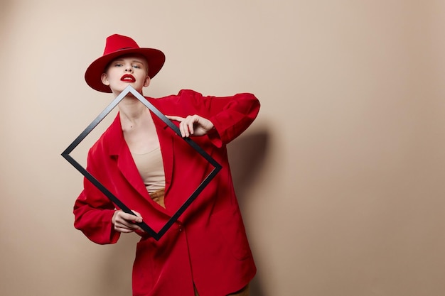 retrato de una mujer marco en la mano con sombrero rojo y chaqueta fondo aislado foto de alta calidad