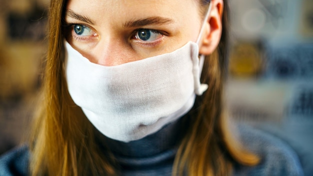 Retrato de una mujer con una máscara de gasa