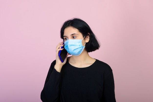 Retrato de una mujer con máscara médica