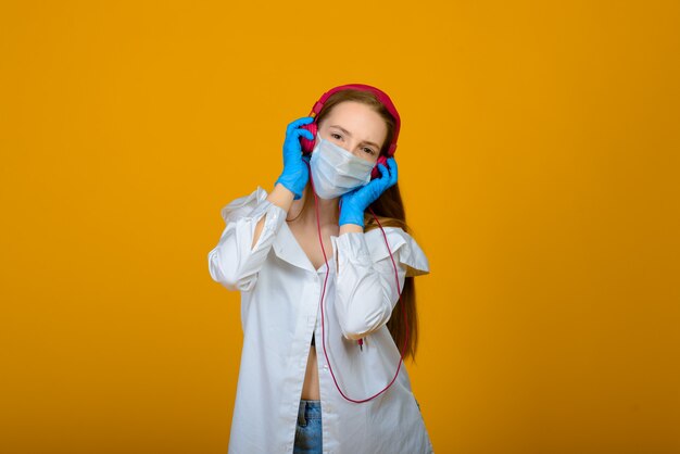 Retrato de una mujer con máscara médica