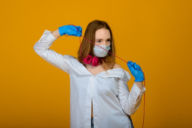 Retrato de una mujer con máscara médica