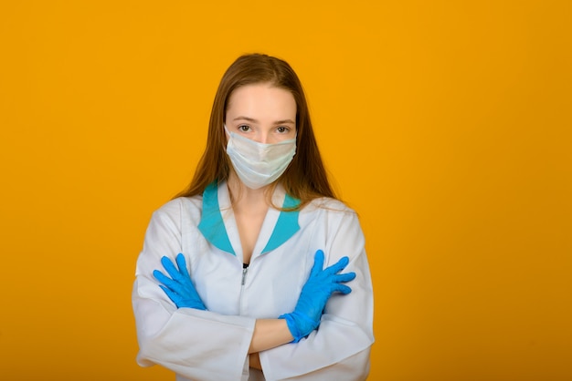 Retrato de una mujer con máscara médica