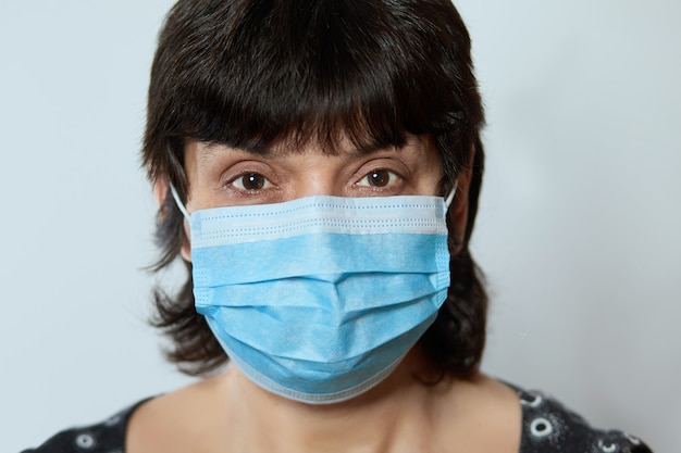 Retrato de mujer con una mascarilla. Epidemia de gripe, coronavirus, alergia al polvo, protección contra virus.