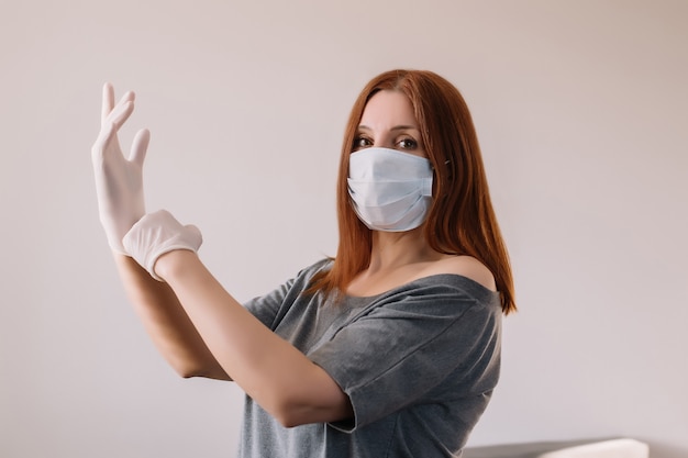 Retrato de mujer con mascarilla y guantes de látex. Concepto de Coronavirus