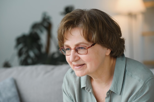 Retrato de mujer mayor en casa