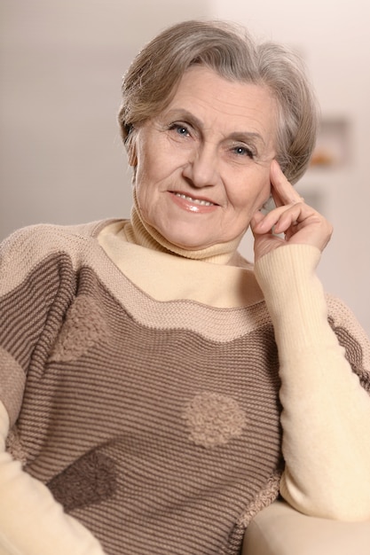 Retrato de una mujer mayor en casa