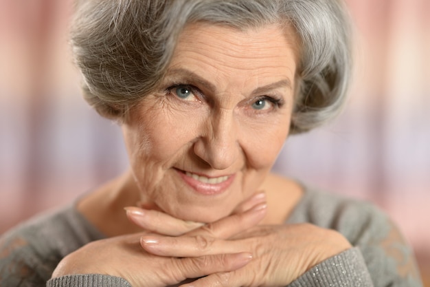 Retrato de una mujer mayor en casa