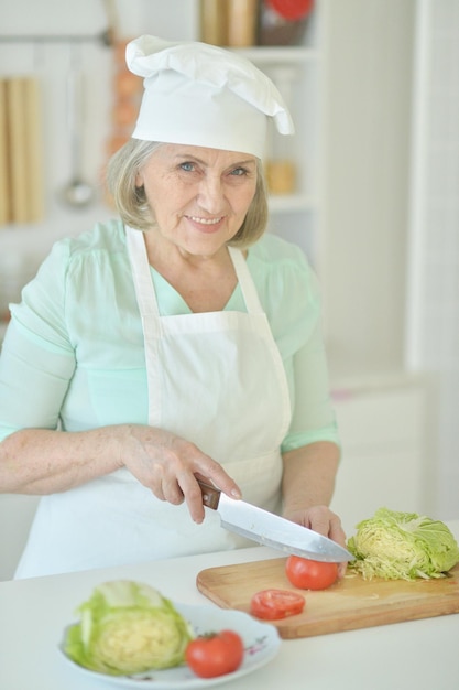 retrato, de, mujer mayor, chef, retrato, en, cocina