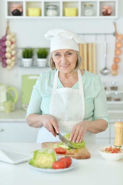 retrato, de, mujer mayor, chef, retrato, en, cocina