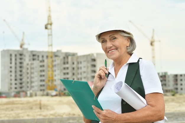 Retrato de mujer mayor en construcción