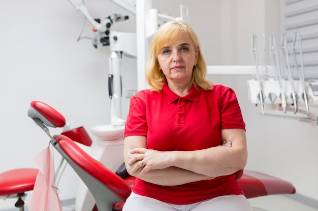 Retrato de una mujer mayor dentista en la oficina