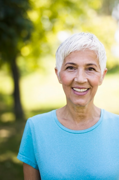 Retrato de una mujer mayor deportiva sonriente en un parque