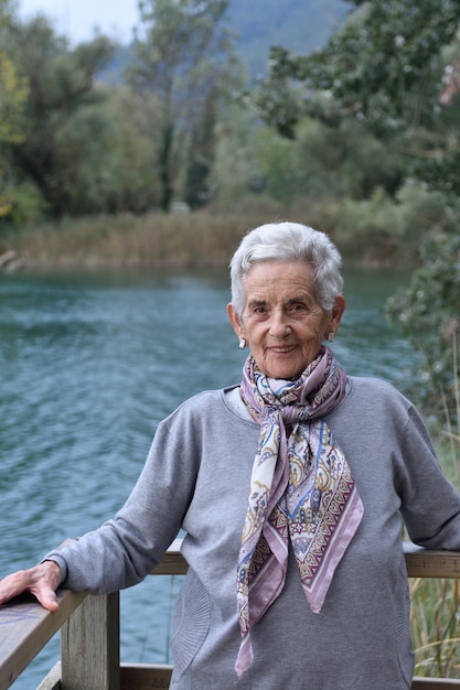 Retrato de una mujer mayor en el exterior