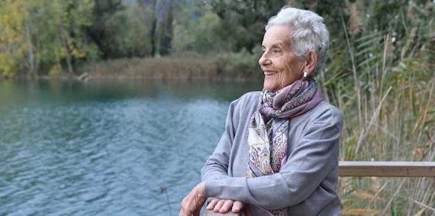 Retrato de una mujer mayor en el exterior