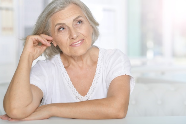 Retrato de una mujer mayor feliz en casa