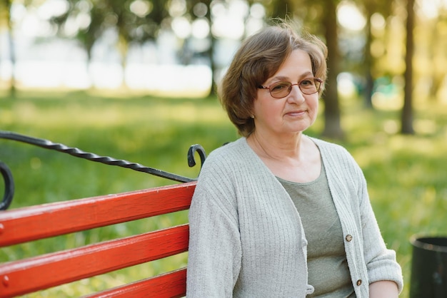 Retrato de una mujer mayor feliz en el parque de verano