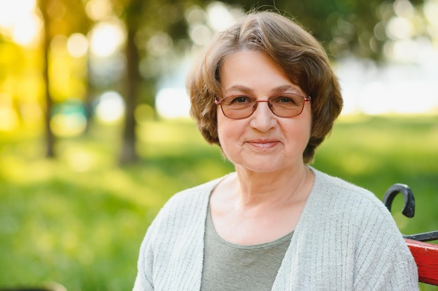 Retrato de una mujer mayor feliz en el parque de verano